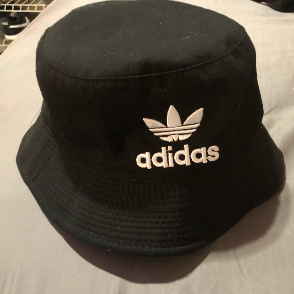 Adidas reversable buckethat